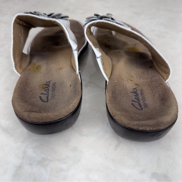Clarks White Floral Thong Sandals Womens 9 M. In good used condition. - Picture 2 of 3